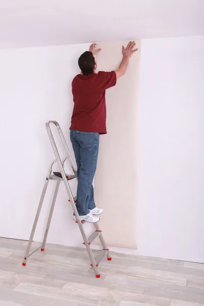 Artesanato colocando papel de parede — Fotografia de Stock