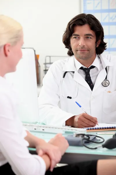 Blond woman in doctors appointment — Stock Photo, Image