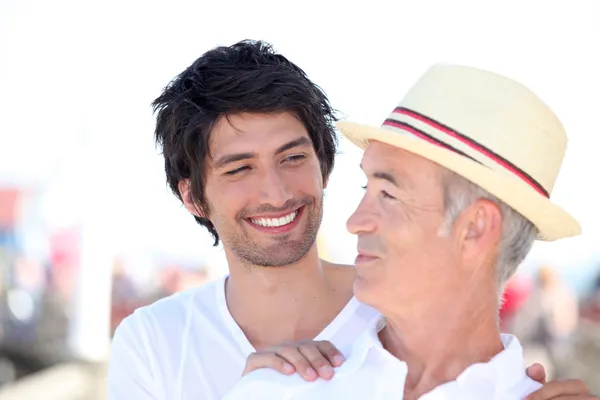Hombre mayor y relaciones con hombres más jóvenes —  Fotos de Stock