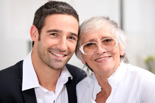 Vuxen son och hans åldrande mor — Stockfoto