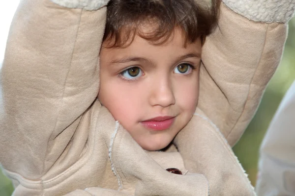 Jong kind in een warme jas — Stockfoto