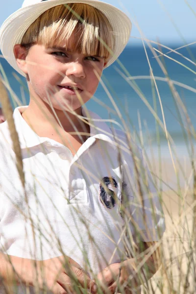 Kleine jongen op het strand dragen van hoed — Stockfoto