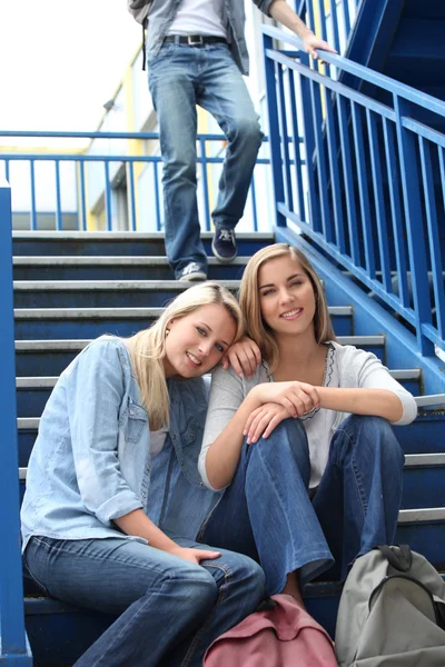 Δύο φίλες, κάθονται στα σκαλοπάτια στο σχολείο — Φωτογραφία Αρχείου