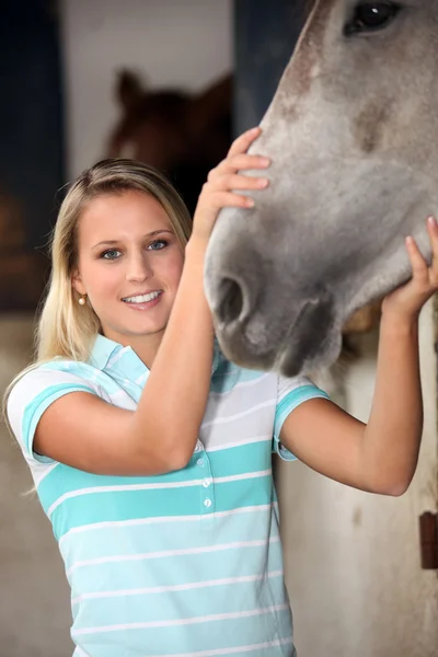 Vrouw met haar paard — Stockfoto