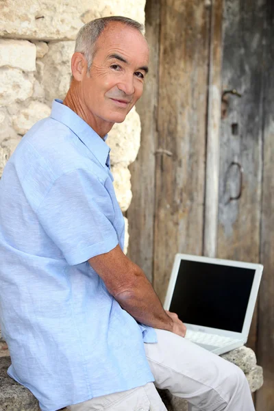 Άνθρωπος χρησιμοποιώντας φορητό υπολογιστή του εκτός — Φωτογραφία Αρχείου