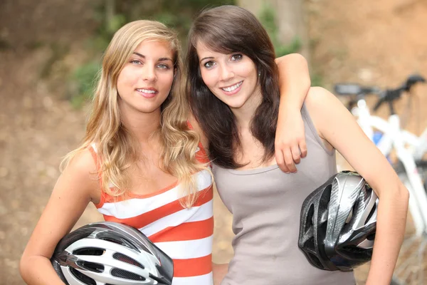 Jonge vrouwelijke fietsers — Stockfoto