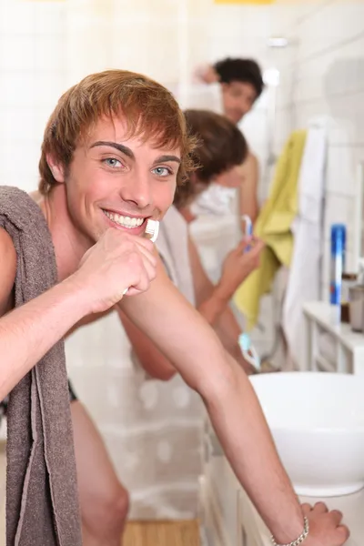 Tre manliga housemates i badrum — Stockfoto
