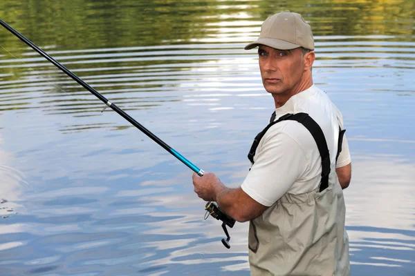 Uomo pesca nel fiume — Foto Stock