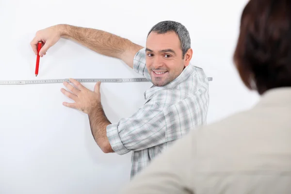 Man drawing line on wall — Stock Photo, Image