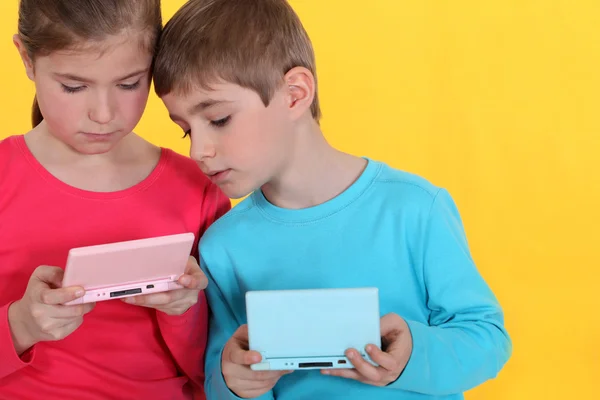Två barn spelar datorspel. — Stockfoto