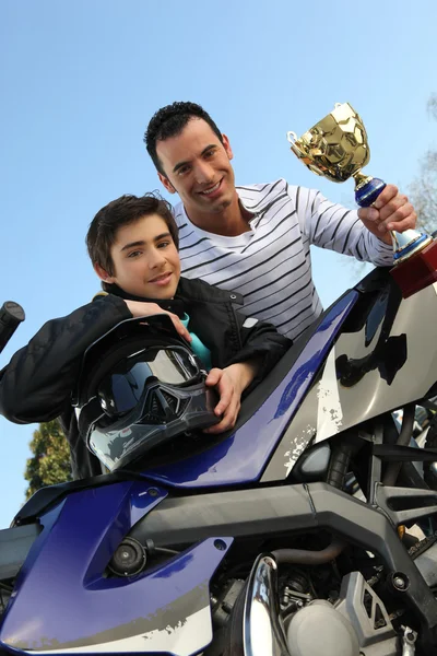 Padre e figlio in possesso di un trofeo — Foto Stock