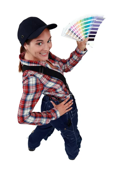Artesana sosteniendo una carta de colores —  Fotos de Stock