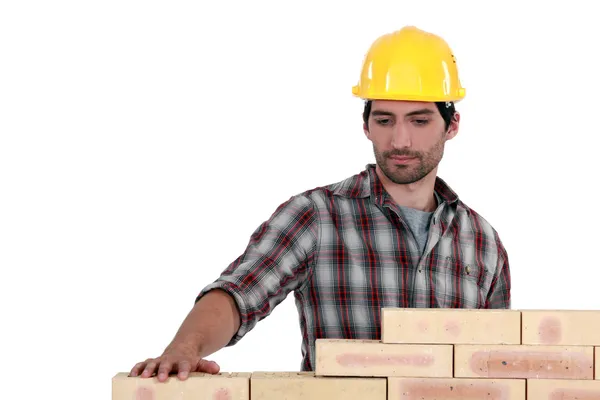 Mason erguendo uma parede de tijolo — Fotografia de Stock