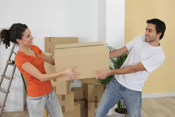 Casal transportando caixas móveis — Fotografia de Stock
