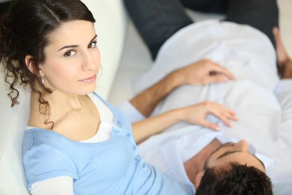 Couple together on the couch — Stock Photo, Image