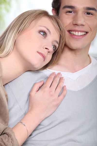 Junges Paar umarmt — Stockfoto