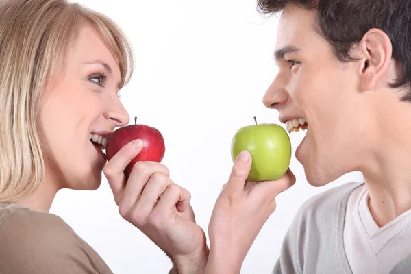 Casal comer maçãs — Fotografia de Stock