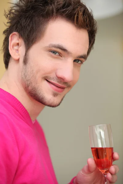 Genç adam şarap içme — Stok fotoğraf