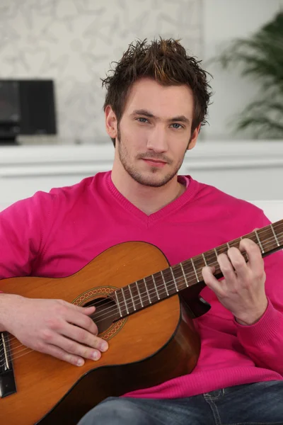Mladý muž hraje na kytaru — Stock fotografie