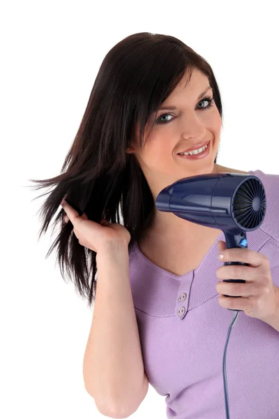 Studio wizerunku kobiety przy użyciu suszarkę do włosów — Zdjęcie stockowe