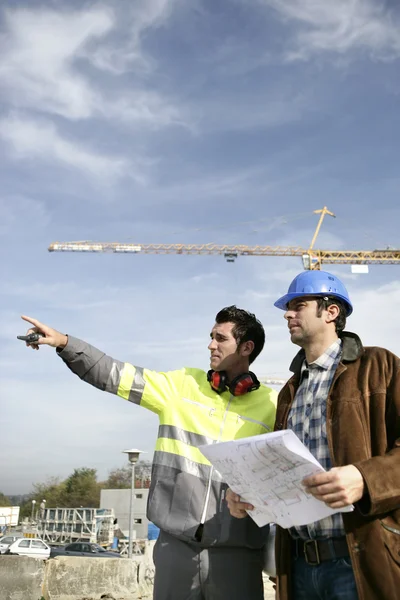 Ingenieros en un sitio de construcción — Foto de Stock