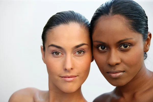 Två vackra kaukasiska och afrikanska kvinnor — Stockfoto