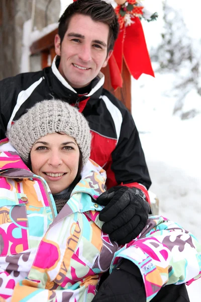 Retrato de casal na estância de esqui — Fotografia de Stock