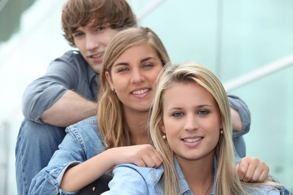 Три студенти сидять у черзі — стокове фото