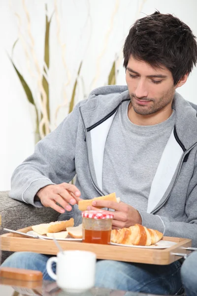 Podobizna mladého muže u snídaně — Stock fotografie