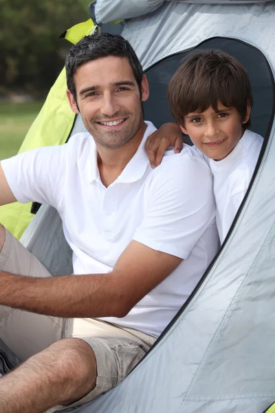 Far och son camping — Stockfoto