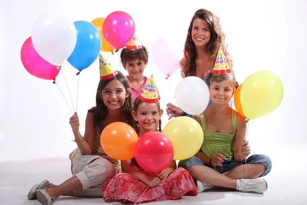 Egy születésnapi partin a gyerekek — Stock Fotó