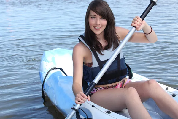 Девочка-подросток в лодке — стоковое фото