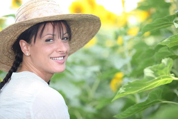 해바라기 밭에서 밀 짚 모자에 있는 여자 — 스톡 사진