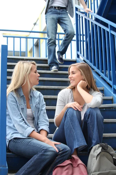 Chicas de la escuela hablando en pasos — Foto de Stock