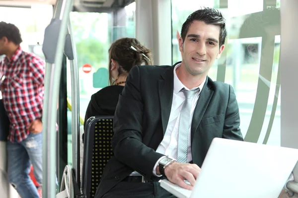 Mężczyzna pracujący w autobusie — Zdjęcie stockowe