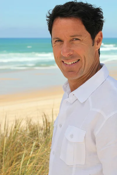 海辺で微笑んでいる男の人. — ストック写真