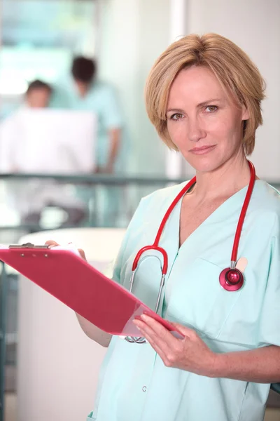 Blond sjuksköterska på jobbet. — Stockfoto