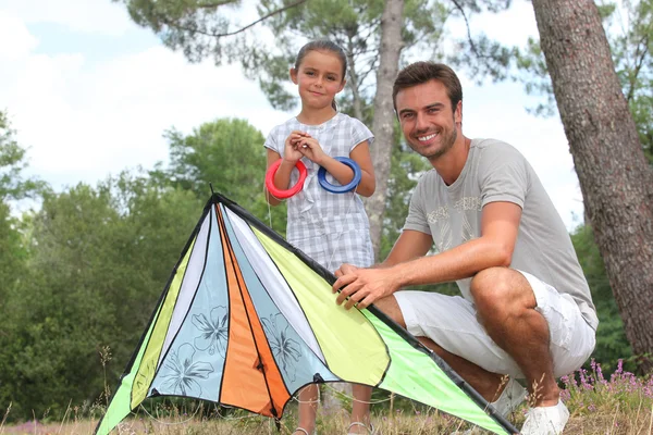 Een vader en zijn dochter met een vlieger — Stockfoto