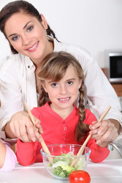Madre e hija cocinando juntas — Foto de Stock