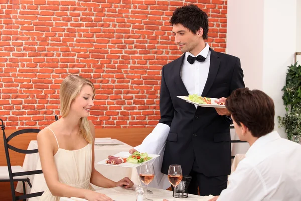 Casal sendo servido sua refeição — Fotografia de Stock