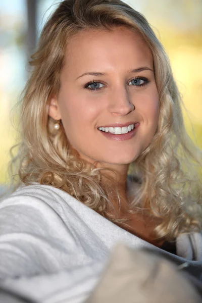 Porträtt av en attraktiv blond kvinna — Stockfoto