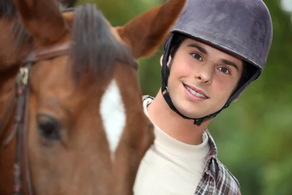 Молодой человек на лошади — стоковое фото