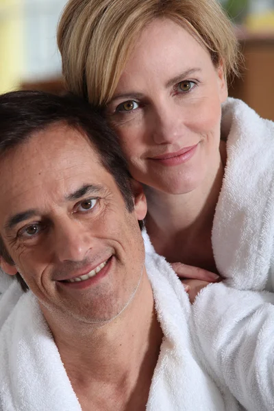 Retrato de um casal em seus roupões de banho — Fotografia de Stock