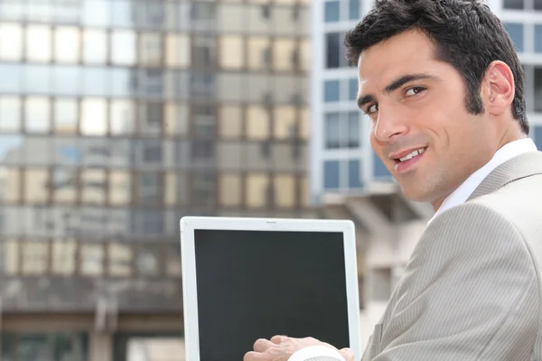 Empresario usando un portátil con una pantalla en blanco —  Fotos de Stock