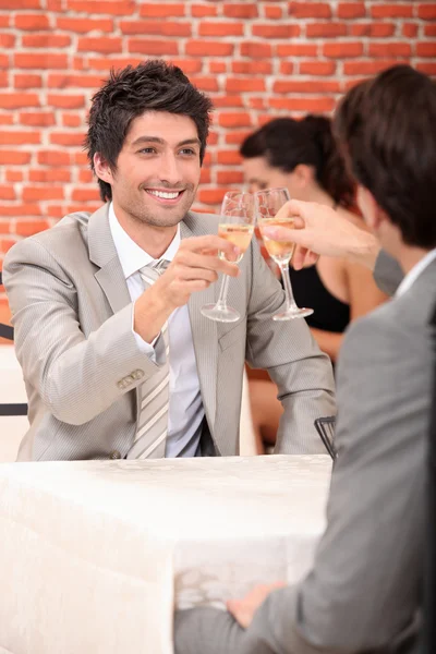 Mannen drinken champagne — Stockfoto