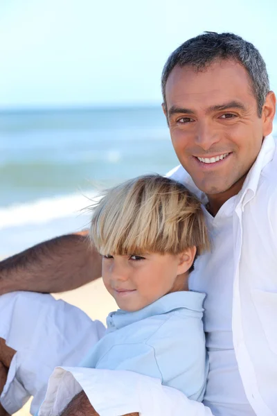 父親の息子と一緒に海で — Stockfoto