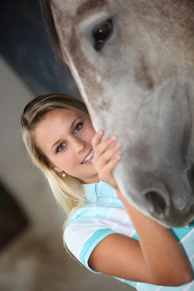 Дівчина в стайні з конем — стокове фото
