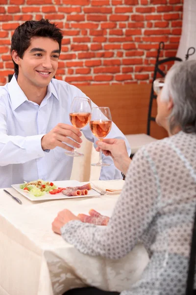 Vrouw en kleinzoon in het restaurant — Stockfoto