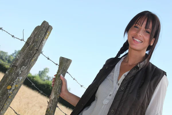 Femminile contadina rimasta a guardare filo spinato — Foto Stock