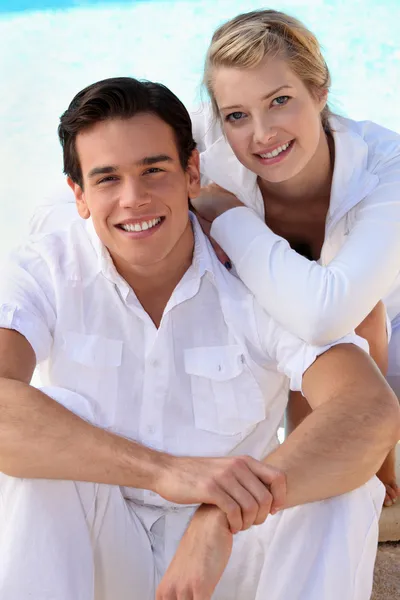 Jeune couple en blanc — Photo